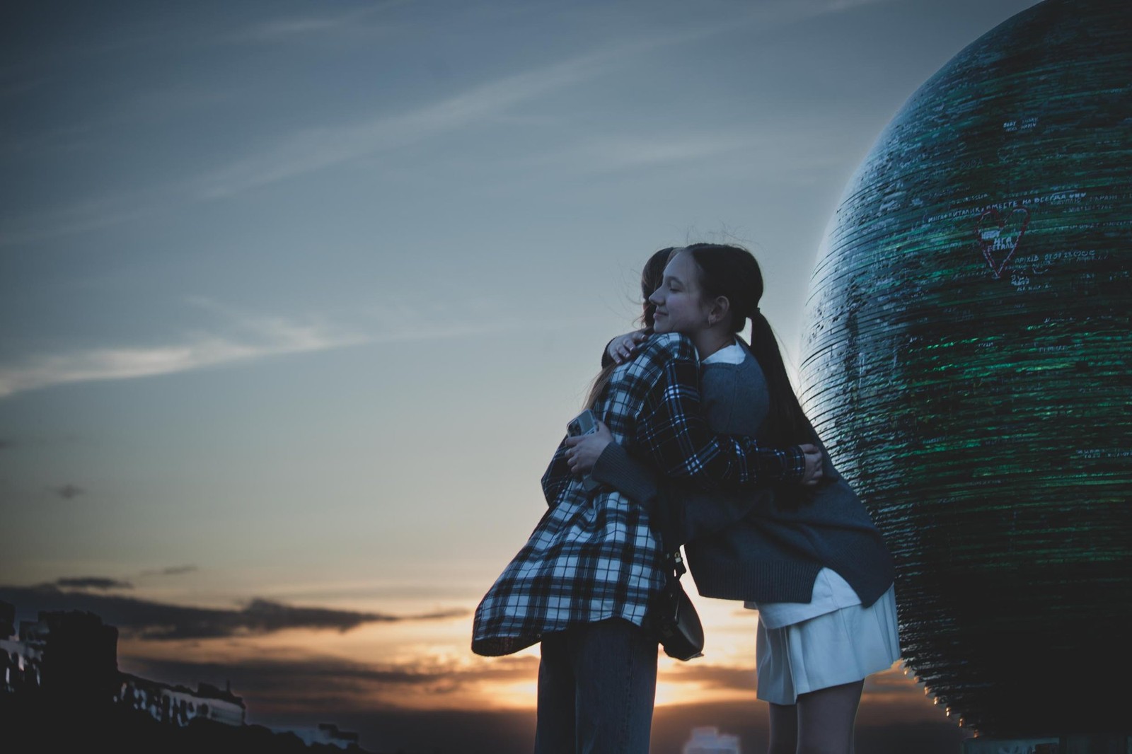 Deux jeunes femmes sur les rives du Dnipro, Kiev