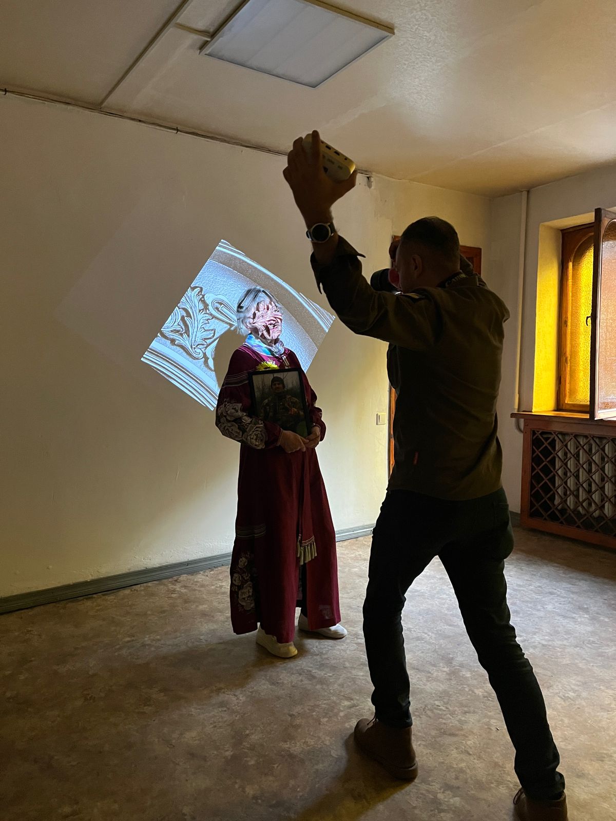 Artiste projetant des images allégoriques en Ukraine