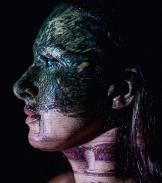 Portrait de profil avec projection allégorique